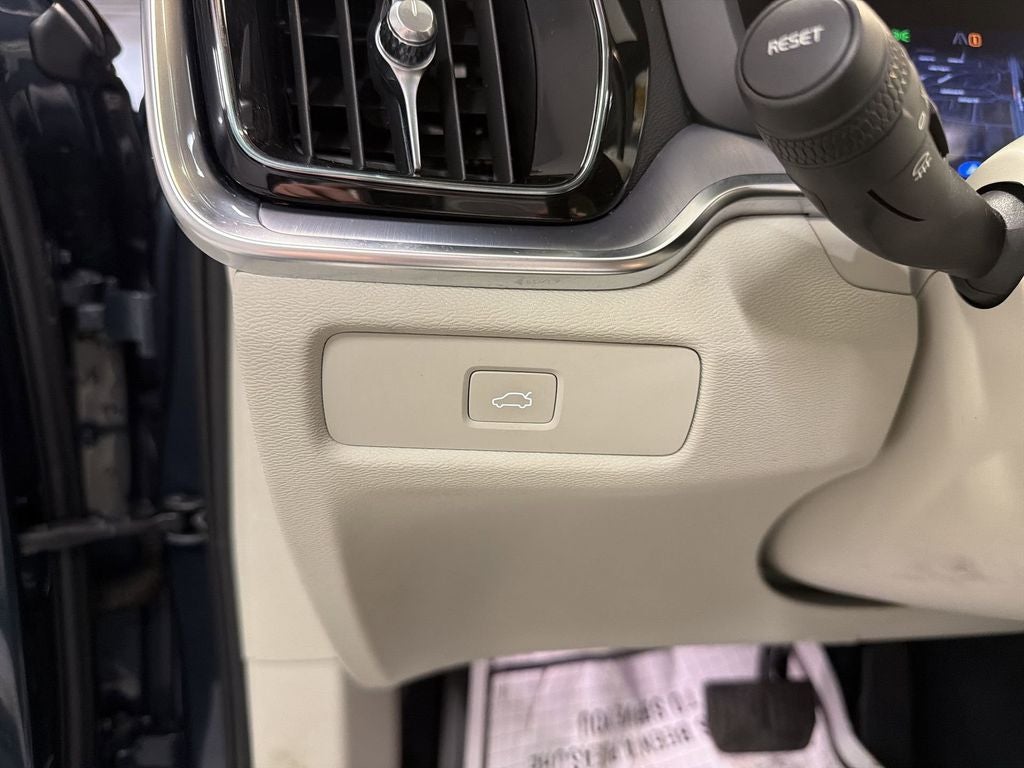 2023 Volvo S60 Core Dark Theme