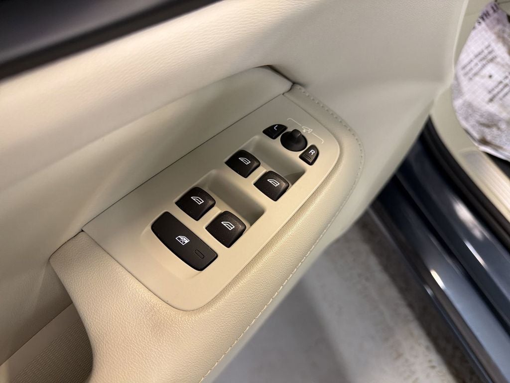 2023 Volvo S60 Core Dark Theme